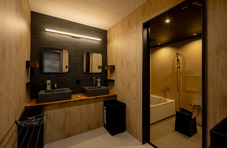 宿泊専用のパウダールームとバスルーム